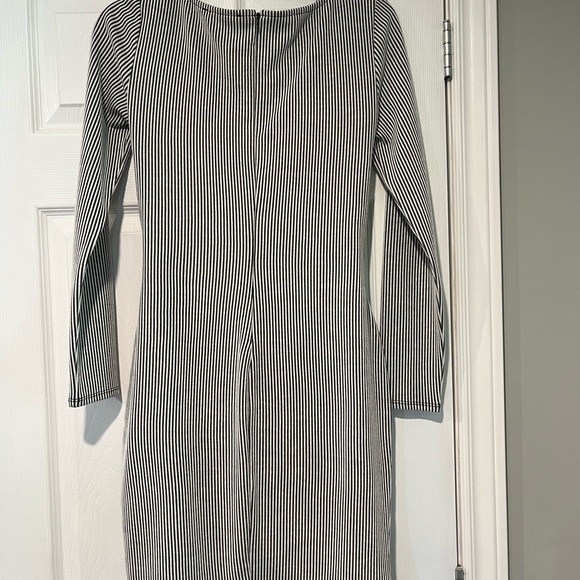 Dynamite long-sleeve dress - Picture 3 of 4